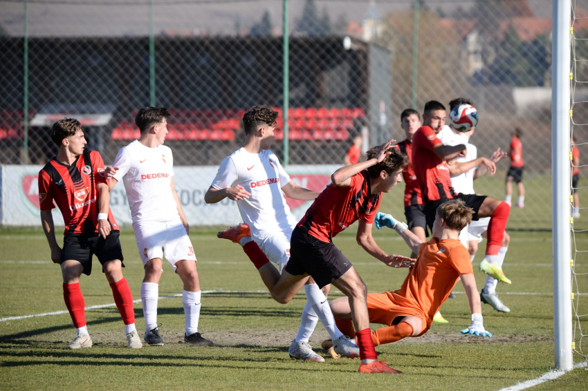 Győzelmekkel folytatták hazai pályán ificsapataink